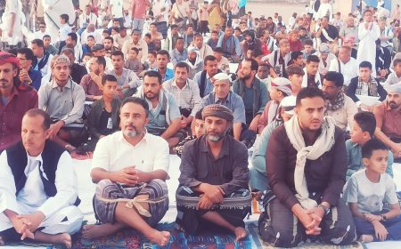 رئيس انتقالي أبين يؤدي صلاة العيد مع جموع المواطنين بمدينة زنجبار