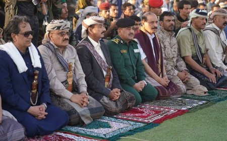 محافظ شبوة ومدير عام الشرطة يؤدون صلاة عيد الفطر مع جموع المصلين ويستقبلون المهنئين