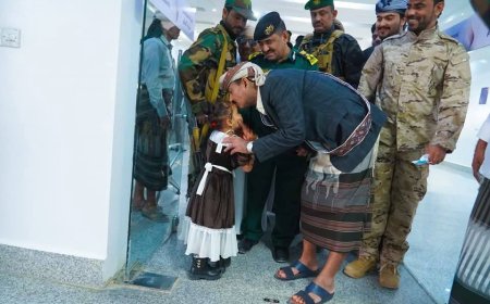 محافظ شبوة ومدير عام الشرطة يزوران مستشفى الشيخ محمد بن زايد ومستشفى شبوة للأمومة لمعايدة المرضى والطواقم الطبية