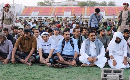 رئيس انتقالي لحج يؤدي صلاة عيد الفطر مع جموع المصلين في مدينة الحوطة ويزور النقاط الأمنية في المحافظة