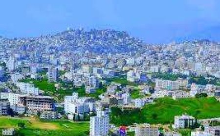 جماعة الحوثي الإرهابية تثير غضب المصلين بصلاة العيد بترديد تكبيرات غريبة