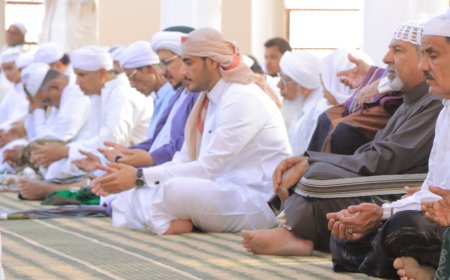 نائب رئيس هيئة التشاور والمصالحة القاضي العامري يؤدي صلاة عيد الفطر ويتبادل التهاني مع جموع المصلين بجامع سيئون