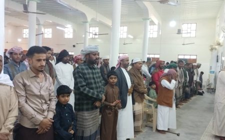 الشيخ بن حبريش يؤدي صلاة عيد الفطر مع المصلين في جامع العليب ويستقبل جموع المهنئين