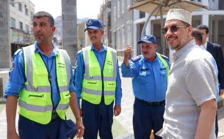 رئيس الوزراء يوجه تحية تقدير لمنتسبي شرطة المرور على جهودهم ويتبادل معهم التهاني بعيد الفطر