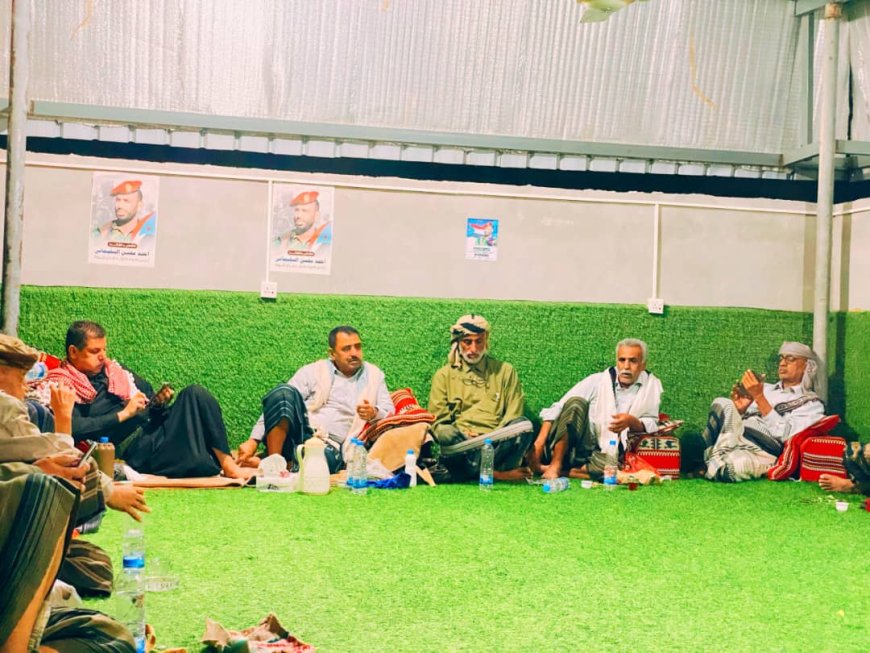 قائد محور عتق ومدير عام شرطة شبوة يزوران أسرة الشهيد أحمد محسن السليماني
