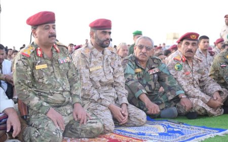 قائد محور الغيضة يؤدي صلاة عيد الفطر مع القادة والضباط والأفراد