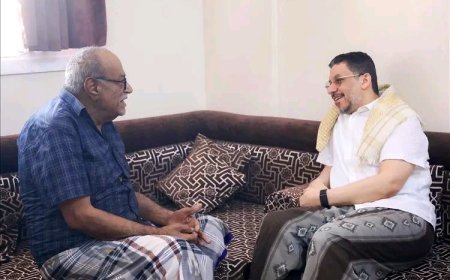 رئيس الوزراء يزور الصحافي والاديب سعيد عولقي