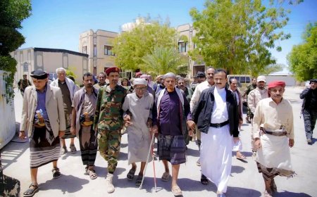 المحافظ بن الوزير يواصل استقبال جموع المهنئين بعيد الفطر المبارك