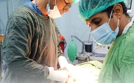 نجاح عملية جراحية نادرة لإنقاذ مريض مسن من التواء المعدة في مستشفى عدن التعاوني الخيري