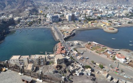 عدن.. تحذير من السباحة في  السواحل بسبب ارتفاع الأمواج