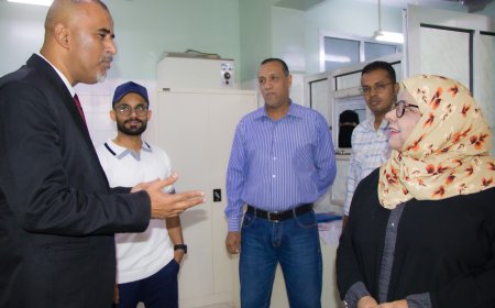 عدن ..مبجر وبن جرادي يطلعان على مستوى الانضباط الوظيفي بالمكاتب التنفيذية بمديرية صيرة