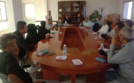 مدير عام مكتب الصحة العامة والسكان يناقش الأوضاع الصحية بالمحافظة في أول يوم دوام بعد إجازة عيد الفطر