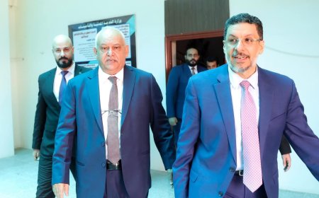 رئيس الوزراء يطلع على خلال زيارته وزارة الخدمة المدنية على مستوى الانضباط الوظيفي ومراقبة سير الدوام