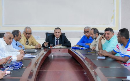 رئيس جامعة عدن يطَّلع على سير العمل والانضباط الوظيفي في الديوان والكليات