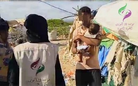 بدعم من شركة " صفاء عدن " للمياه المعدنية .. مؤسسة " ذو النورين " الخيرية التنموية توزع مبالغ مالية لمهمشي شقرة الذين احترقت عششهم