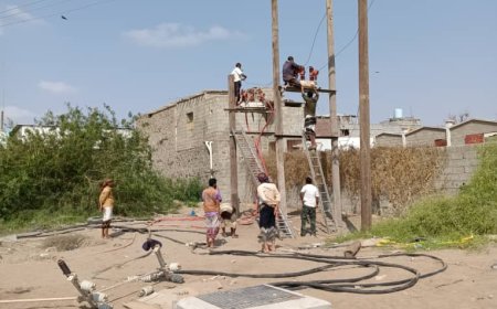 فرق صيانة مؤسسة المياه بعدن تواصل أعمال صيانة خطوط الكهرباء في حقل بئر ناصر