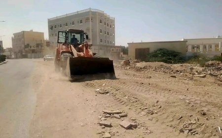 بتوجيهات المحافظ بن الوزير مكتب الأشغال يبدأ أعمال ردم الأكتاف وتوسعة المنعطف الخطر في شارع الأربعين بمدينة عتق