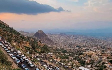 ازدحامٌ غير مسبوق وأجواء عيدية لا تضاهى منذ عشر سنوات في مدينة تعز.