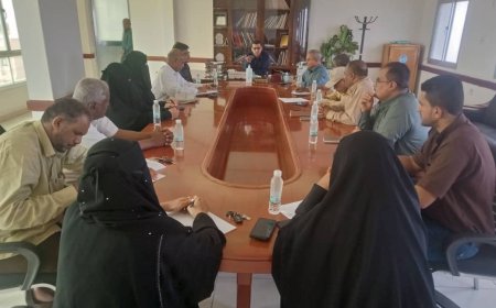 مدير عام مكتب الصحة العامة بلحج  يعقد اجتماع طارئ مع مدراء منسقي البرامج لتدارك الوضع الصحي الوبائي بالمحافظة