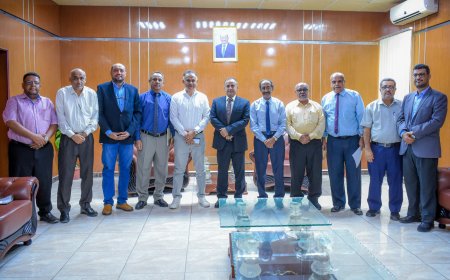 رئيس جامعة عدن يلتقي مدير عام المعلا ويناقش معه عديد من الجوانب المشتركة