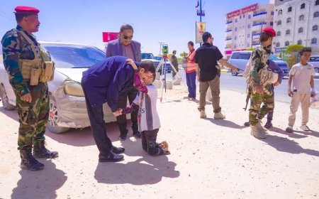 موقف إنساني للمحافظ عوض بن الوزير يتصدر منصات التواصل الاجتماعي