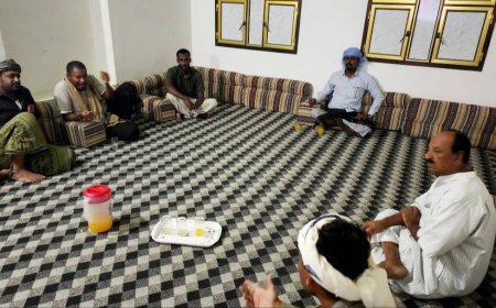 نشطاء يزورون السيد والمناضل عبدالقادر حسين الحامد في زيارة عيدية بمناسبة عيد الفطر المبارك