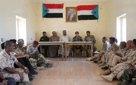محافظ سقطرى يعايد منتسبي اللواء الأول مشاة بحري واللواء الثالث حماية رئاسية بمناسبة عيد الفطر المبارك