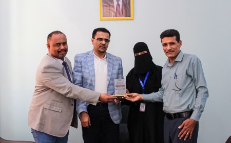 الأمين العام لمحلي حضرموت يكرم مدير البرنامج الوطني لمكافحة الإيدز وفيروس الكبد والأمراض المنقولة بساحل حضرموت