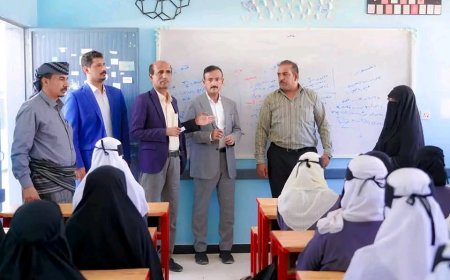 محافظ شبوة يتفقد ثانوية شبوة للبنات ويشيد بإقبال الفتيات على التعليم ويعلن حزمة دعم جديدة