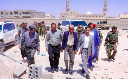 محافظ شبوة يتفقد سير العمل في مشروع روضة الأطفال بمدينة عتق بتمويل إماراتي