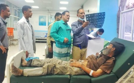 مدير عام مكتب الصحة بتعز يزور المريض المجهول في المستشفى الجمهوري ويوجّه بتقديم الرعاية الطبية الكاملة له