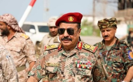 اللواء بن بريك يؤكد رغبته في المشاركة بذكرى تحرير المكلا ويشيد بأهمية التكاتف الوطني