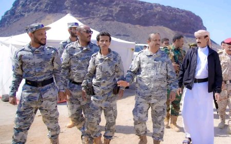 المحافظ بن الوزير يتفقد معسكر قوات خفر السواحل بمنطقة بير علي ويشيد بدورها الحيوي في تأمين السواحل