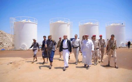 المحافظ بن الوزير يتفقد ميناء قنا التجاري ويؤكد السعى لإنشائه وفق المواصفات الدولية لدعم التنمية والاقتصاد الوطني