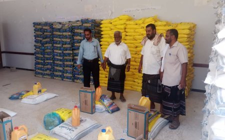 مدير عام مديرية ميفعة ومدير التربية يدشنان المرحلة الثانية من توزيع السلة الغذائية للتربويين بدعم إماراتي