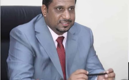 محافظ حضرموت يقدّم التعازي لنجل الأكاديمي محمد بن جمعان.. والأمين العام يحضر تشييع جثمانه بمدينة الحامي