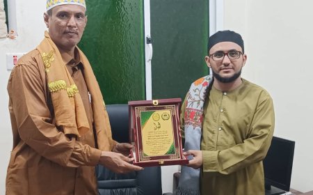 منتدى أحور يختتم رحلته في المكلا بزيارة السيد هاشم الحامد ويهدي مدرسة الغرباء درعا تذكاريا