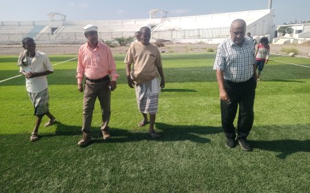 الشدادي يتفقد سير العمل في ملعب الشهداء بزنجبار ويطلع على نسبة الإنجاز فيه