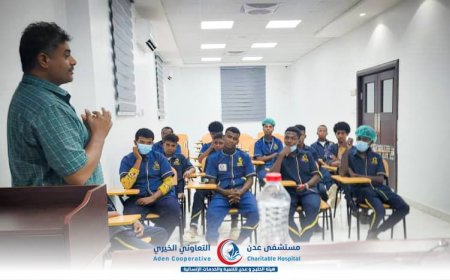 مستشفى عدن التعاوني الخيري ينظّم محاضرة توعوية لعمال النظافة لتعزيز إجراءات السلامة المهنية
