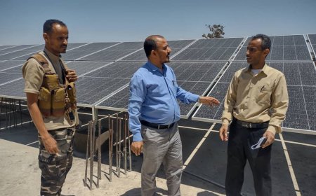 تعز: مدير صحة صالة يتفقد سير العمل في تركيب منظومة الطاقة الشمسية بمركز 26 الصحي