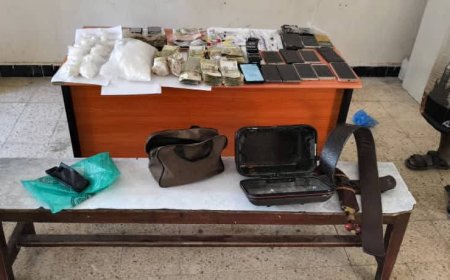 ضمن خطة المداهمات الواسعة.. أمن المكلا يداهم منزلًا ويضبط مروّجًا كبيرًا وكمية من الشبو في منطقة روكب بالمكلا