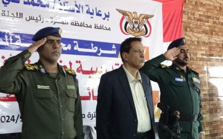 محافظ محافظة المهرة ومدير عام الامن والشرطة يعزيان الشيخ مقبل لكرش في وفاه اخية
