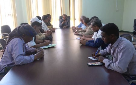 محافظ أبين يلتقي لجنة تعشيب ملعب البيتي ويوجه بسرعة اعداد الدراسة واعتماد ما يعادل مائتي ألف سعودي