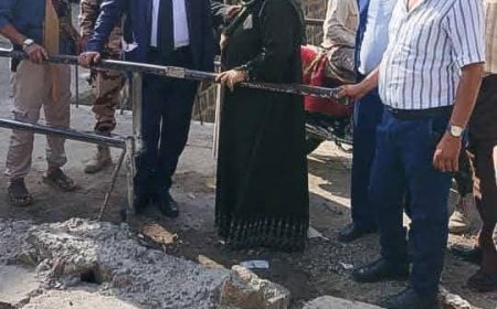 وكيل أول محافظة تعز يتفقد مجاري وعبارات  السيول في المدينة بعد هطول الأمطار