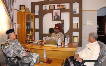 قائد محور الغيضة يلتقي قائد قطاع البحر العربي في خفر السواحل ويشيد بدورهم في المهرة