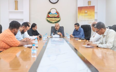 اجتماع بتربية ساحل حضرموت يناقش آلية تنفيذ برنامج تحسين البيئة المدرسية في عدد من مدارس وثانويات بمديرية المكلا