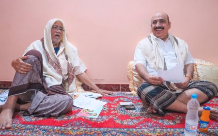 مدير تربية ساحل حضرموت يزور الرائد التربوي عبد العزيز محمد باسعد ويشيد بعطاءاته التربوية والتعليمية