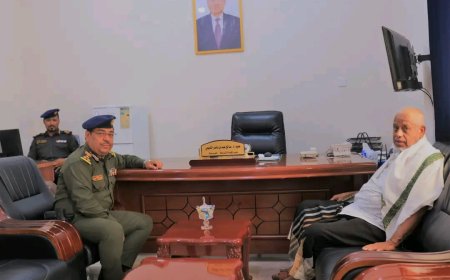 في زيارة تجسد الوفاء والتقدير.. مستشار قائد المنطقة العسكرية الثانية العميد الركن محمد مديحج يزور كلية الشرطة حضرموت