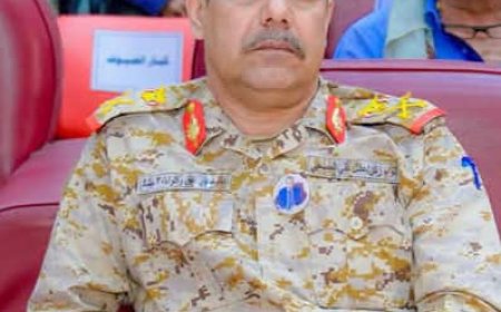 قائد محور عتق يعزي في وفاة الشيخ المناضل عوض حسين بن عشيم