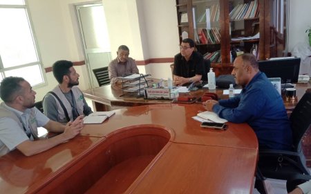 مدير عام مكتب الصحة بلحج يلتقي بوفد منظمة العون المباشر ويناقش معها مشروع بناء مركز التغذية بالمحافظة